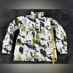 Mutu snow White Graphic Puffer Jacket with Green Accents